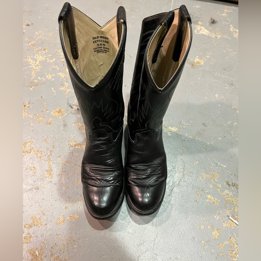 Arita kids size 5 boots. Good condition.
